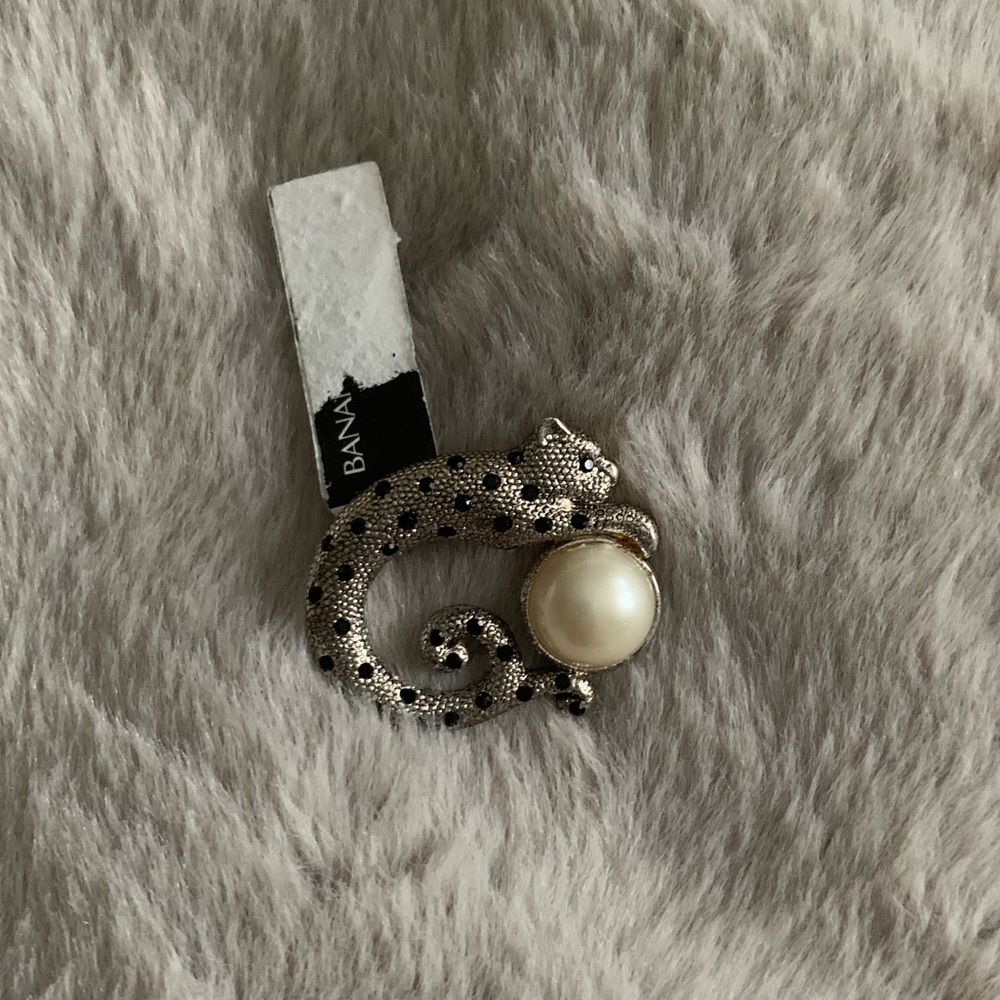 Banana Republic Sparkly Cheetah Pearl Brooch 🐚